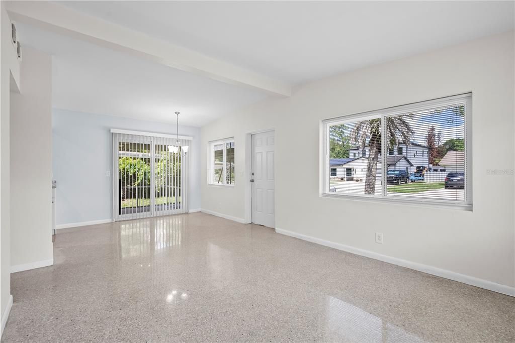 В аренду: $2,200 (3 спален, 1 ванн, 975 Квадратных фут)
