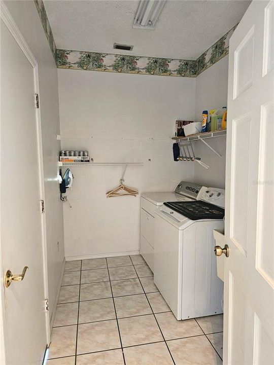 En Venta: $405,000 (4 camas, 2 baños, 1828 Pies cuadrados)