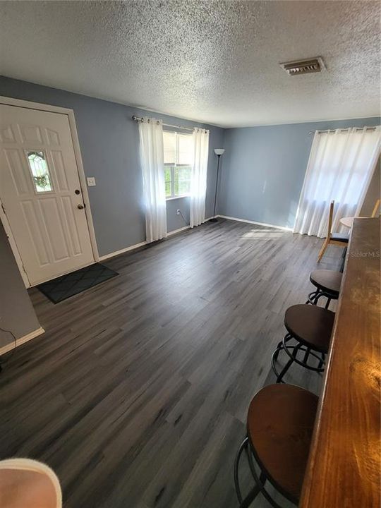 For Sale: $352,000 (3 beds, 1 baths, 901 Square Feet)