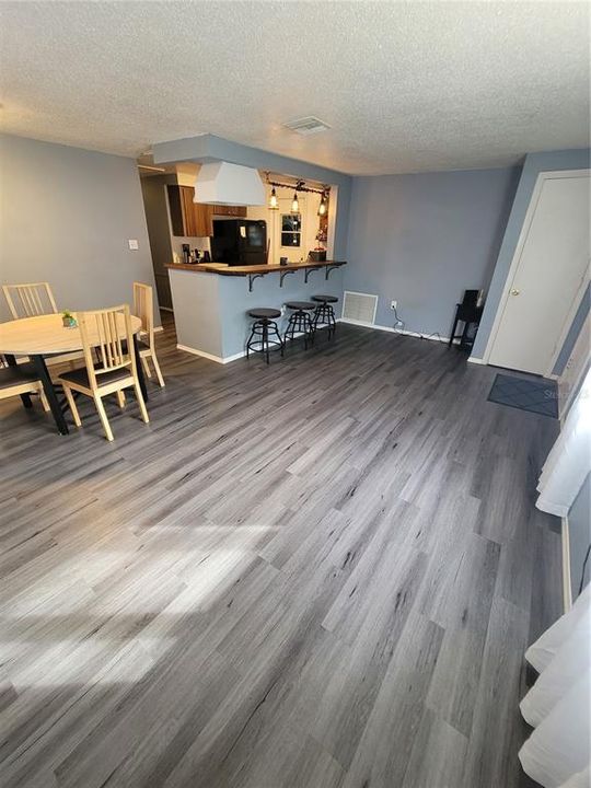 For Sale: $352,000 (3 beds, 1 baths, 901 Square Feet)