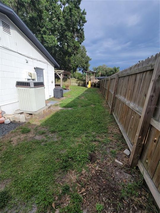 For Sale: $352,000 (3 beds, 1 baths, 901 Square Feet)