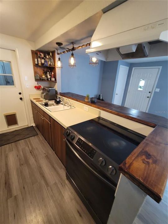 For Sale: $352,000 (3 beds, 1 baths, 901 Square Feet)
