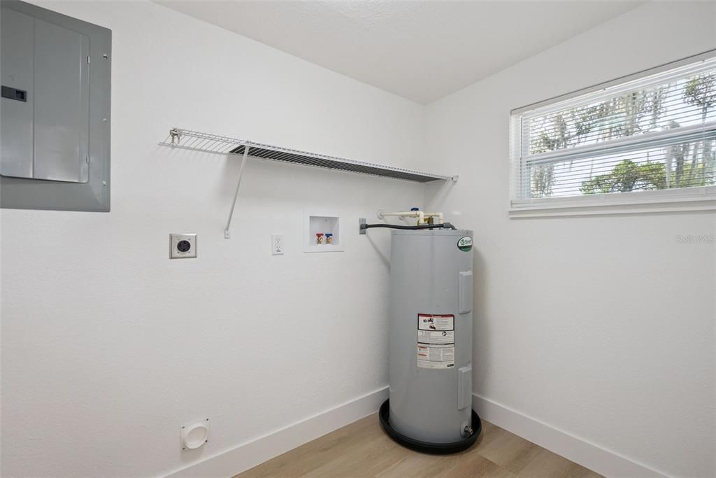 For Sale: $295,000 (3 beds, 1 baths, 888 Square Feet)