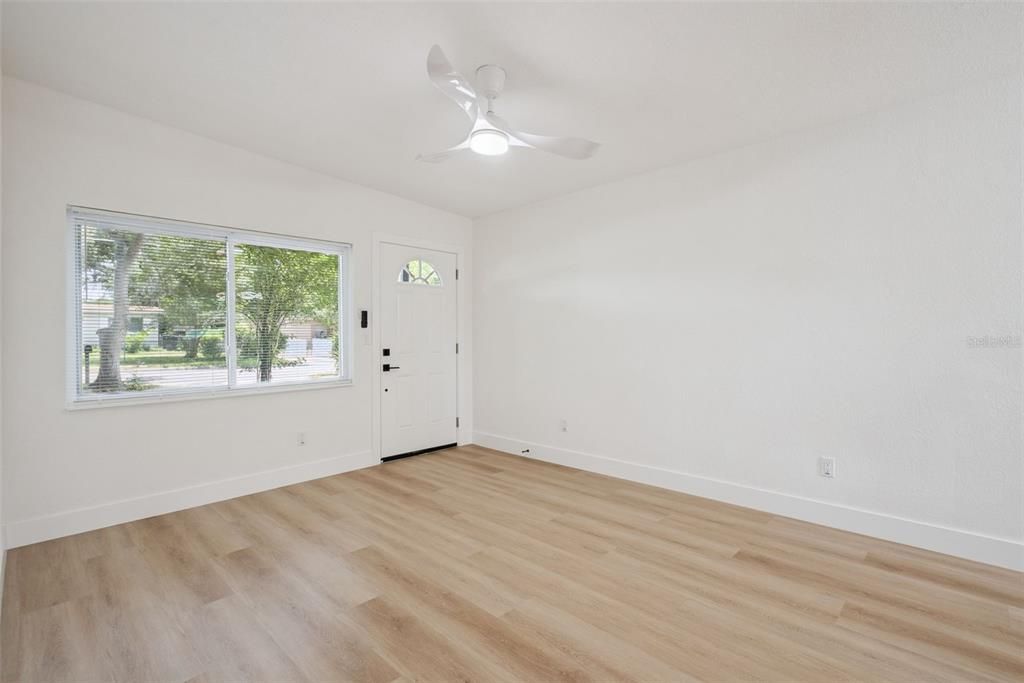 For Sale: $295,000 (3 beds, 1 baths, 888 Square Feet)