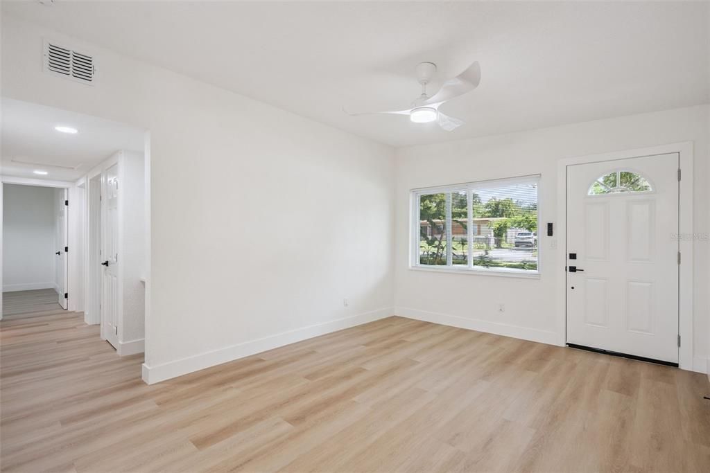 For Sale: $295,000 (3 beds, 1 baths, 888 Square Feet)