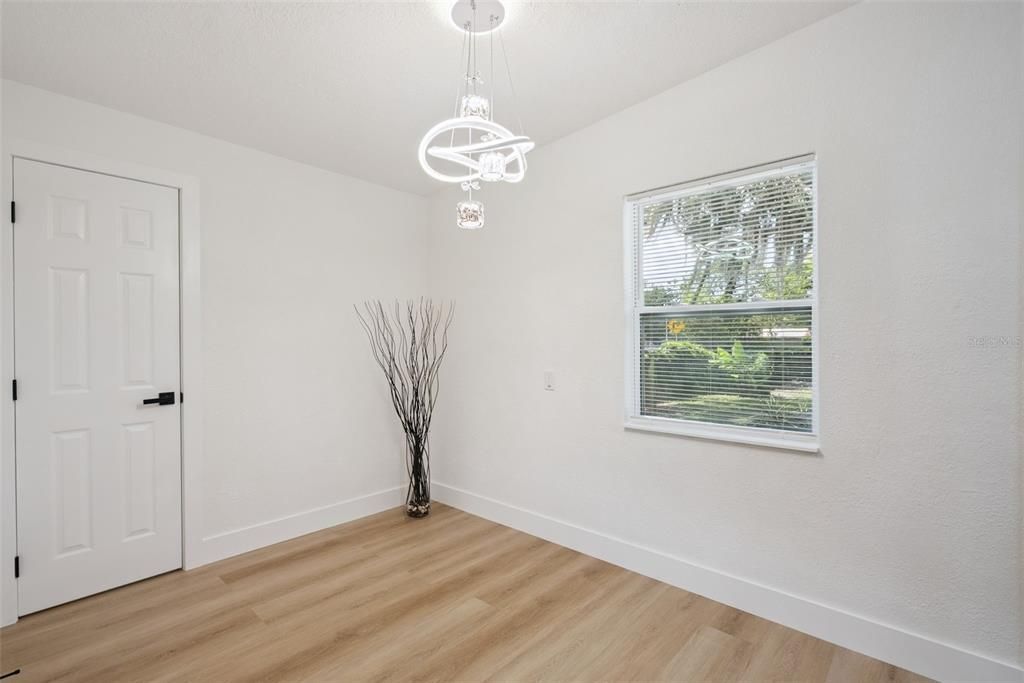 For Sale: $295,000 (3 beds, 1 baths, 888 Square Feet)