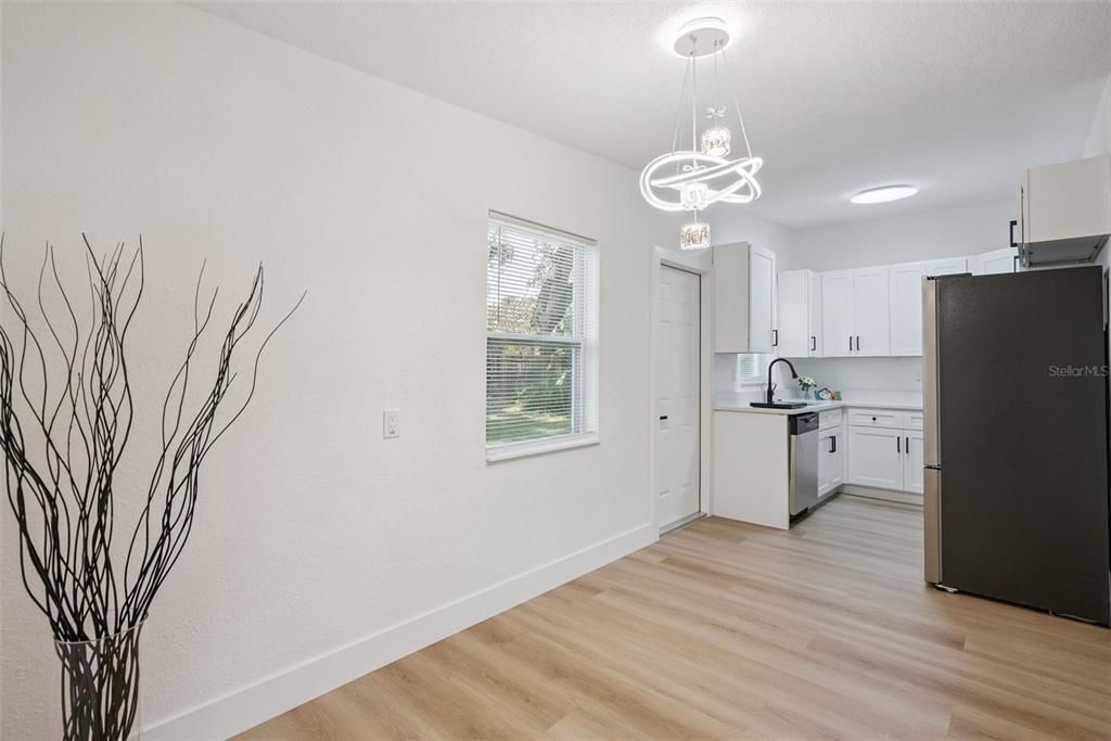 For Sale: $295,000 (3 beds, 1 baths, 888 Square Feet)