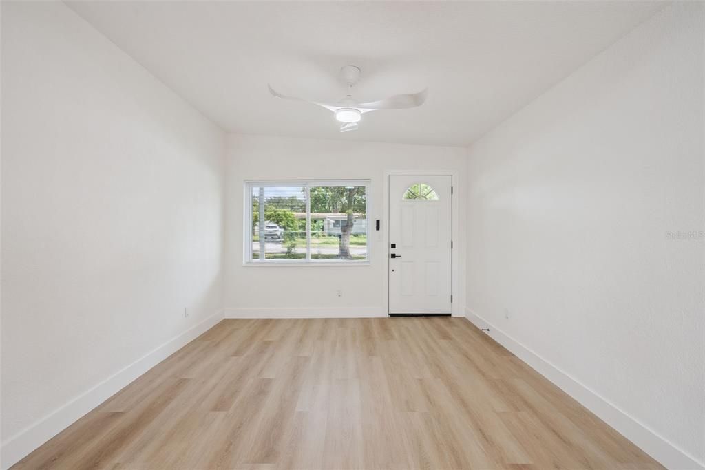 For Sale: $295,000 (3 beds, 1 baths, 888 Square Feet)