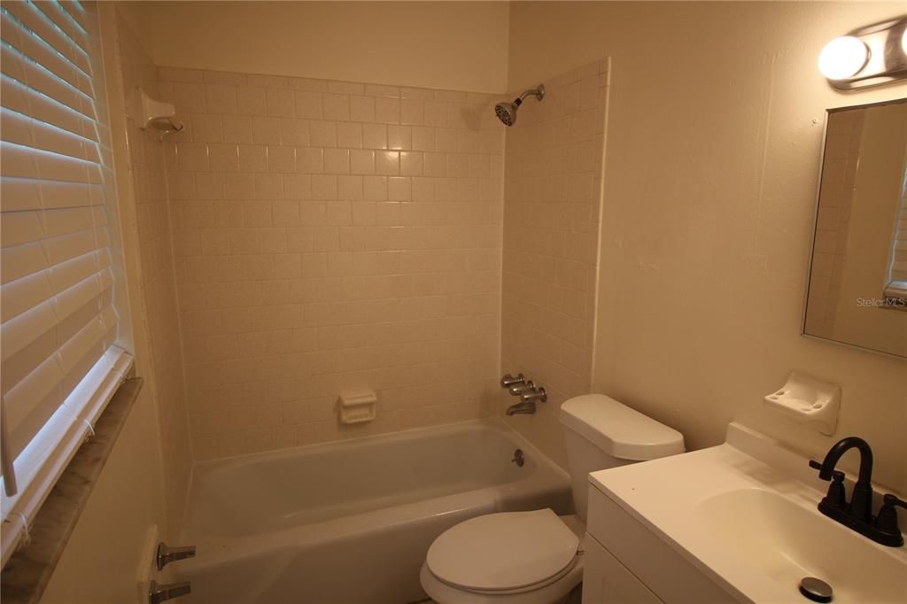 For Rent: $900 (1 beds, 1 baths, 900 Square Feet)
