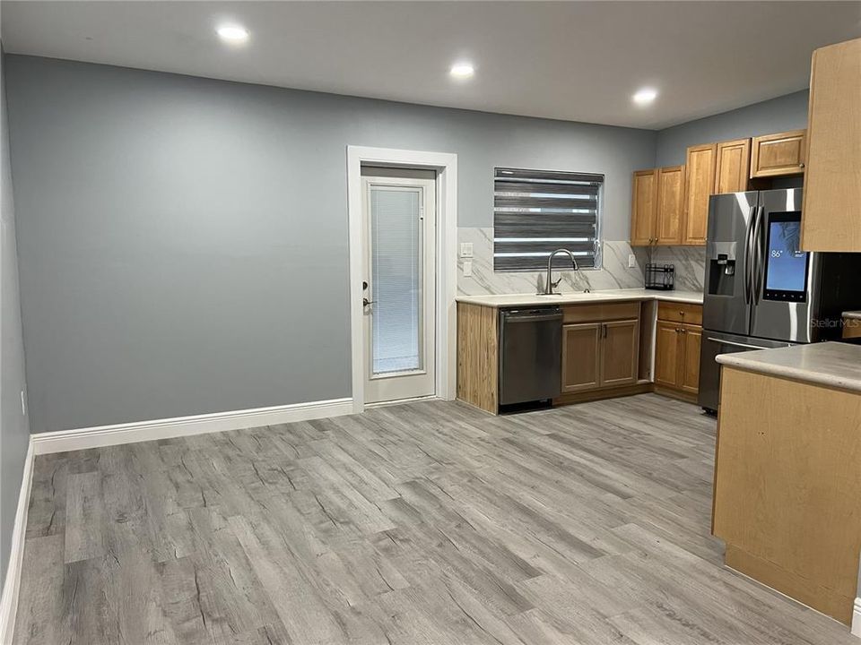 For Rent: $1,700 (2 beds, 1 baths, 880 Square Feet)
