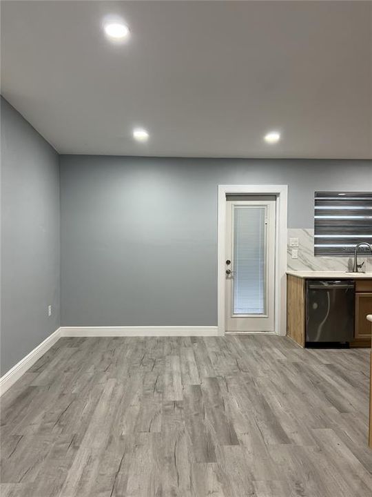 For Rent: $1,700 (2 beds, 1 baths, 880 Square Feet)