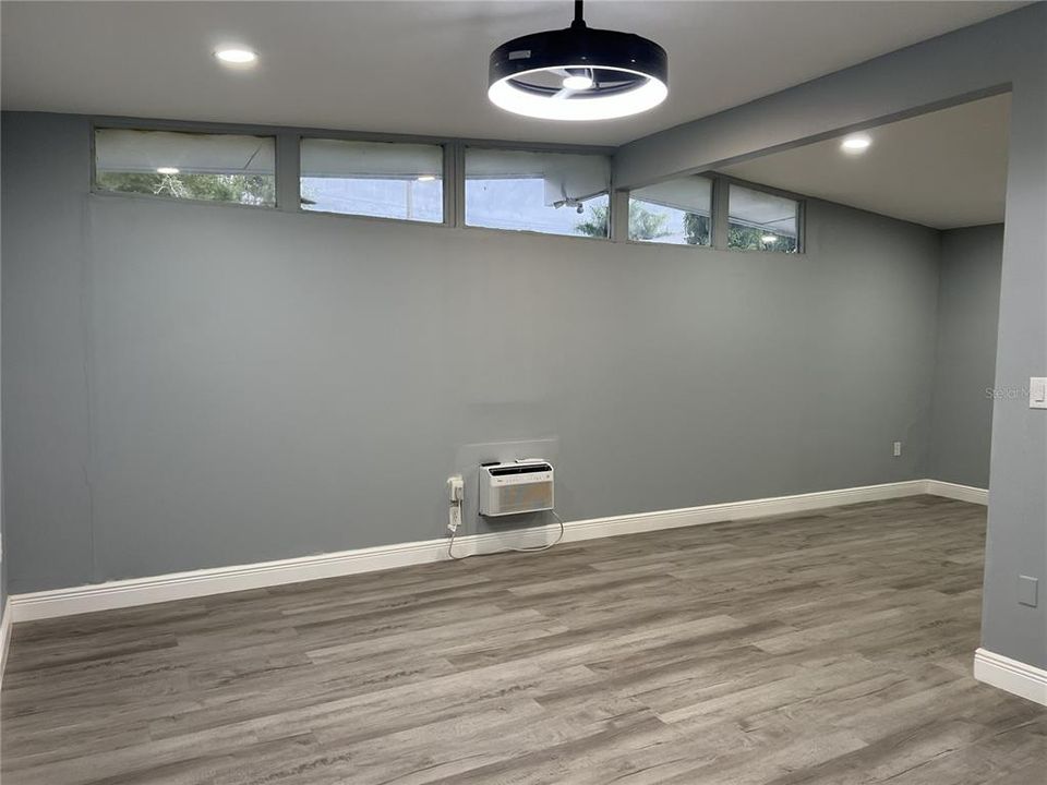 For Rent: $1,700 (2 beds, 1 baths, 880 Square Feet)
