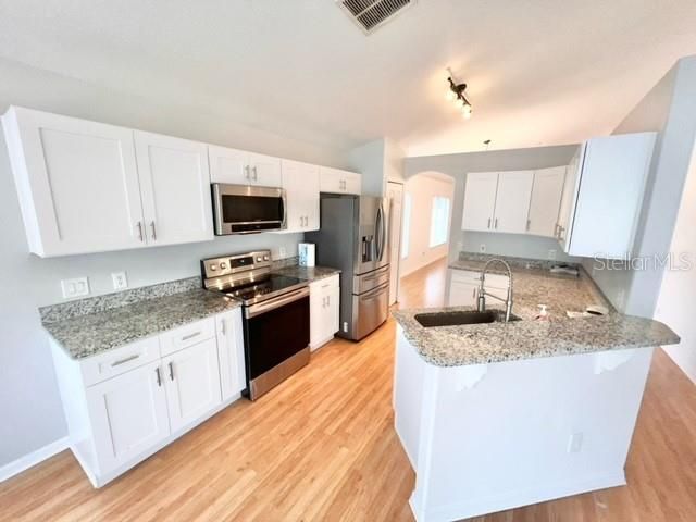 En Renta: $2,825 (4 camas, 2 baños, 1898 Pies cuadrados)