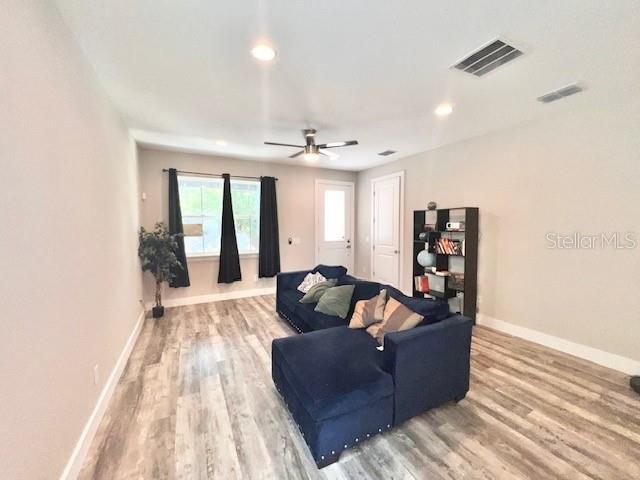 For Rent: $2,345 (3 beds, 2 baths, 1576 Square Feet)
