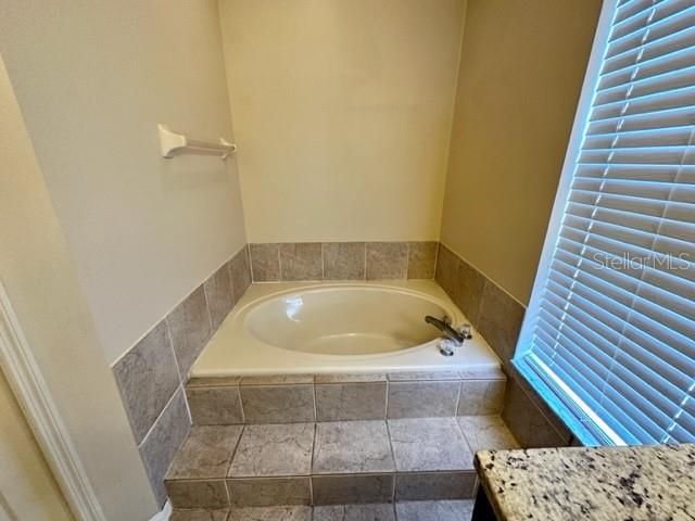For Rent: $2,745 (4 beds, 2 baths, 2140 Square Feet)