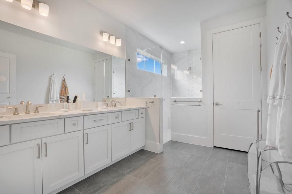 For Sale: $930,000 (5 beds, 5 baths, 3117 Square Feet)
