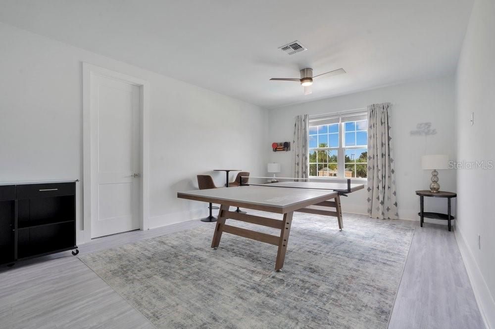 For Sale: $930,000 (5 beds, 5 baths, 3117 Square Feet)