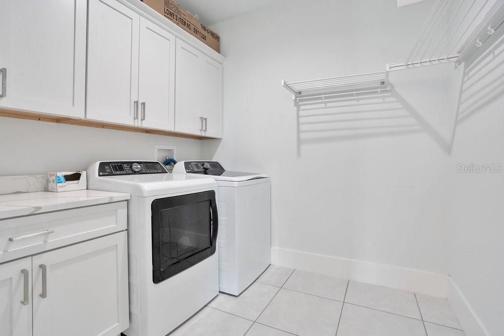 For Sale: $930,000 (5 beds, 5 baths, 3117 Square Feet)