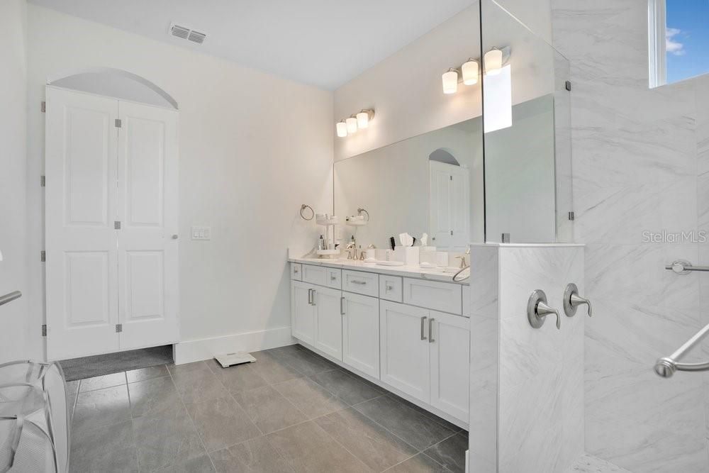 For Sale: $930,000 (5 beds, 5 baths, 3117 Square Feet)