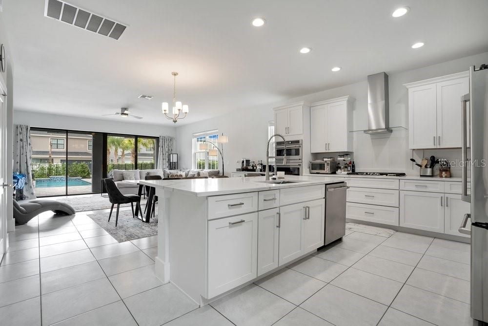 For Sale: $930,000 (5 beds, 5 baths, 3117 Square Feet)