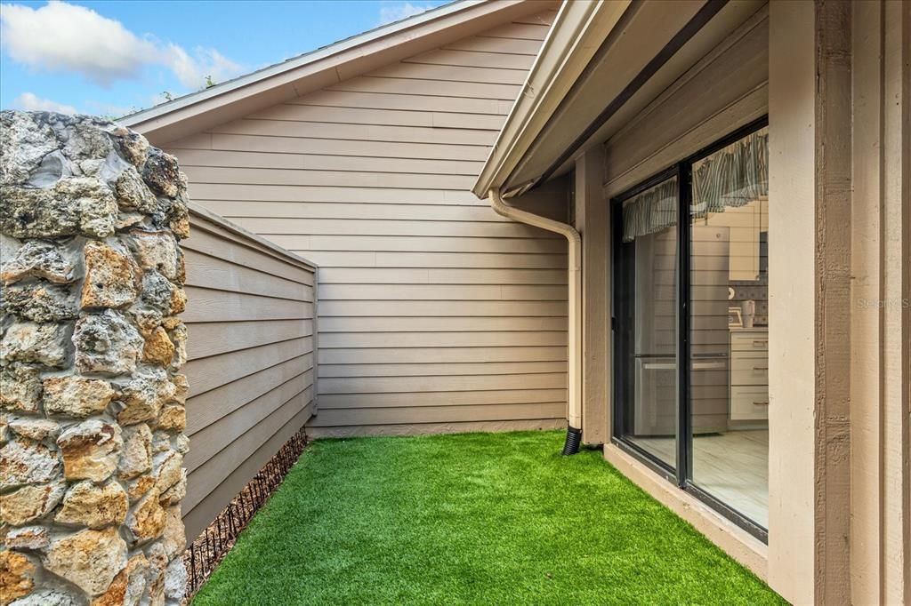 For Sale: $294,000 (2 beds, 2 baths, 1006 Square Feet)