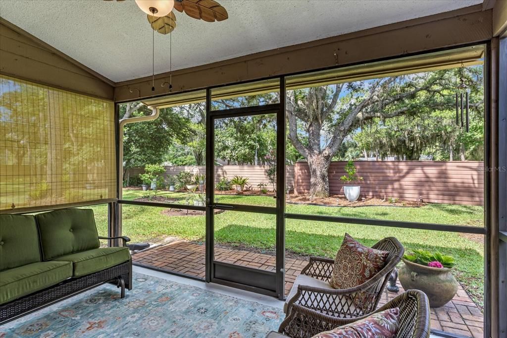 For Sale: $294,000 (2 beds, 2 baths, 1006 Square Feet)