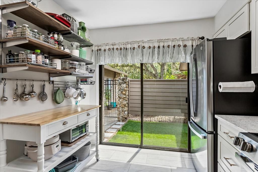 For Sale: $294,000 (2 beds, 2 baths, 1006 Square Feet)