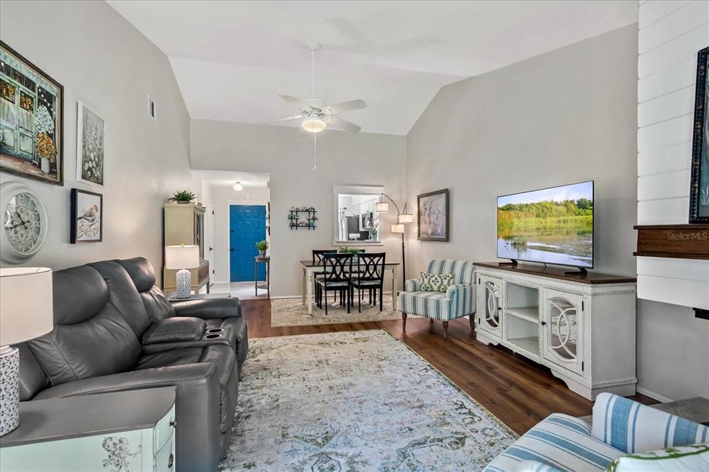 For Sale: $294,000 (2 beds, 2 baths, 1006 Square Feet)