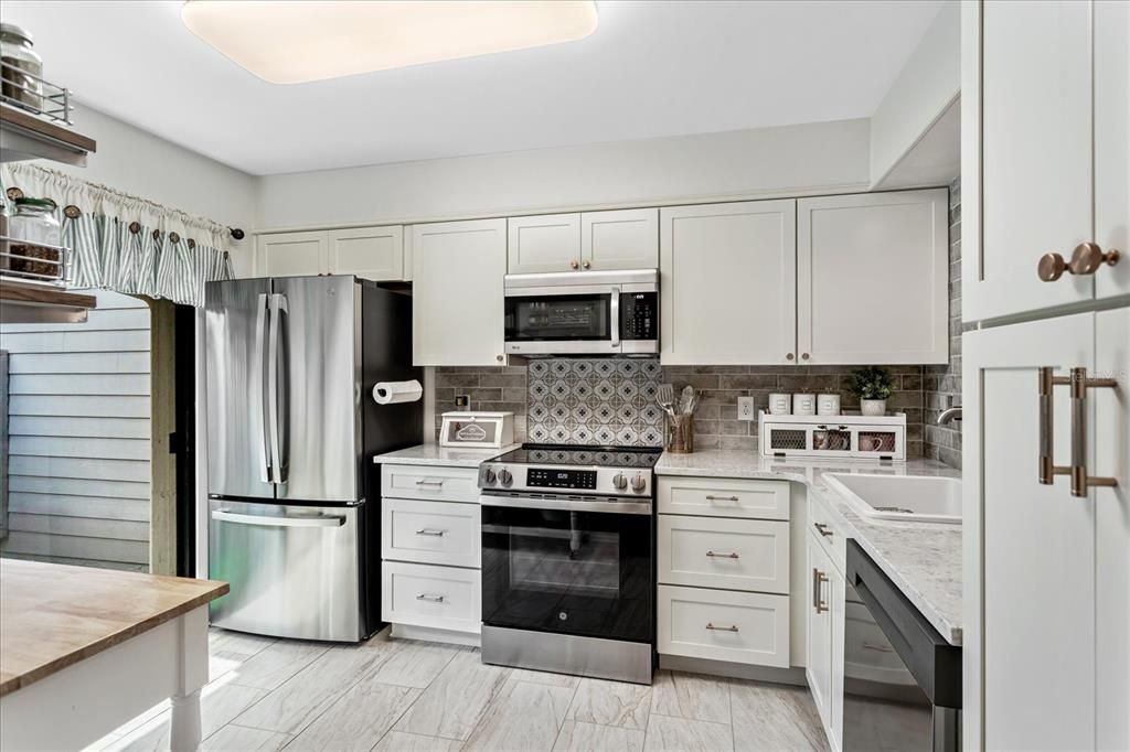 For Sale: $294,000 (2 beds, 2 baths, 1006 Square Feet)
