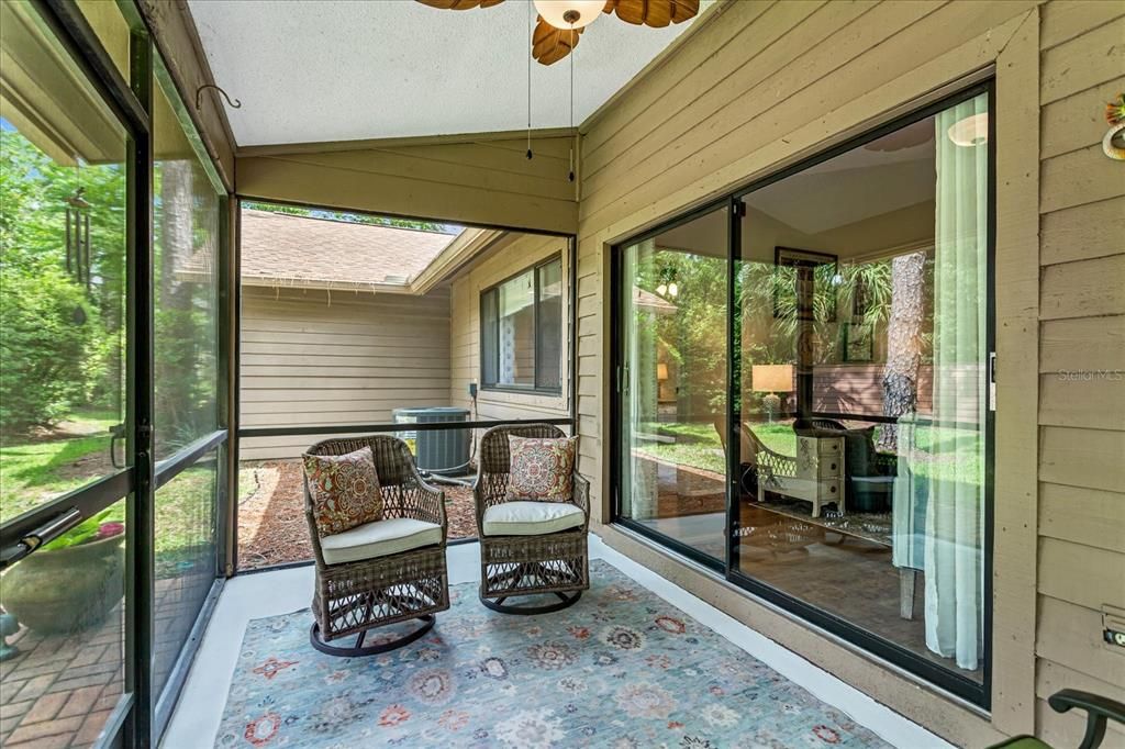 For Sale: $294,000 (2 beds, 2 baths, 1006 Square Feet)