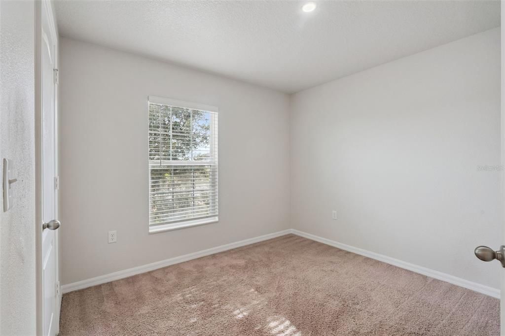 For Sale: $349,900 (5 beds, 3 baths, 1944 Square Feet)