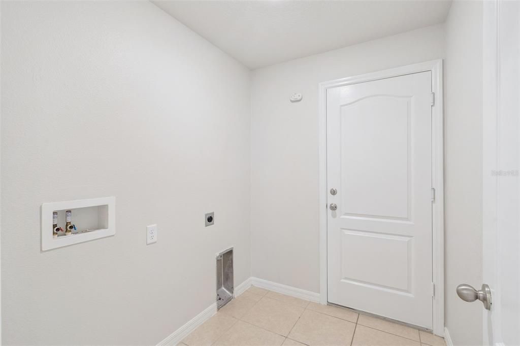 For Sale: $349,900 (5 beds, 3 baths, 1944 Square Feet)