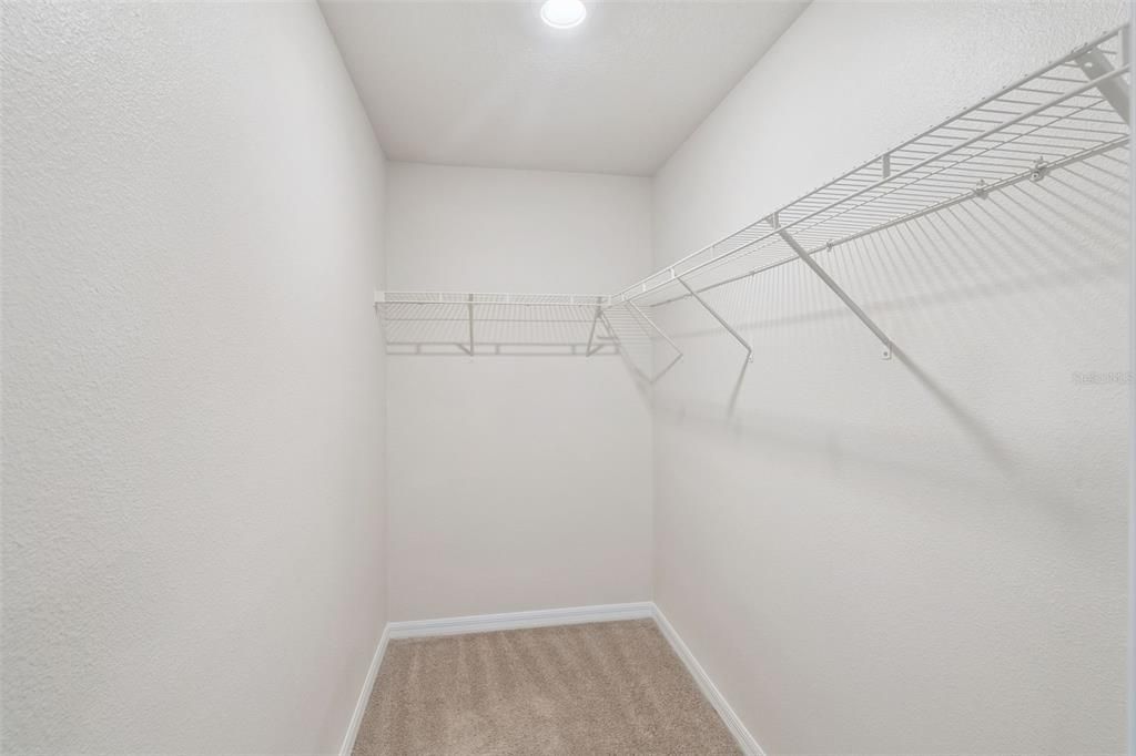 For Sale: $349,900 (5 beds, 3 baths, 1944 Square Feet)