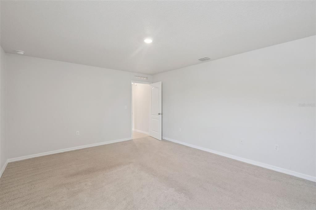 For Sale: $349,900 (5 beds, 3 baths, 1944 Square Feet)