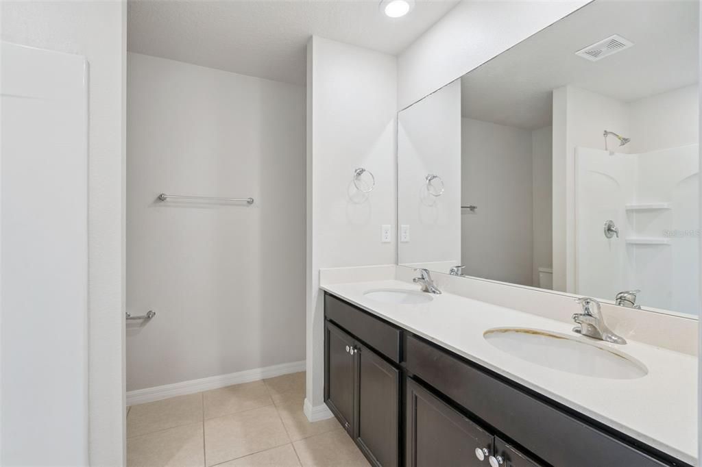 For Sale: $349,900 (5 beds, 3 baths, 1944 Square Feet)