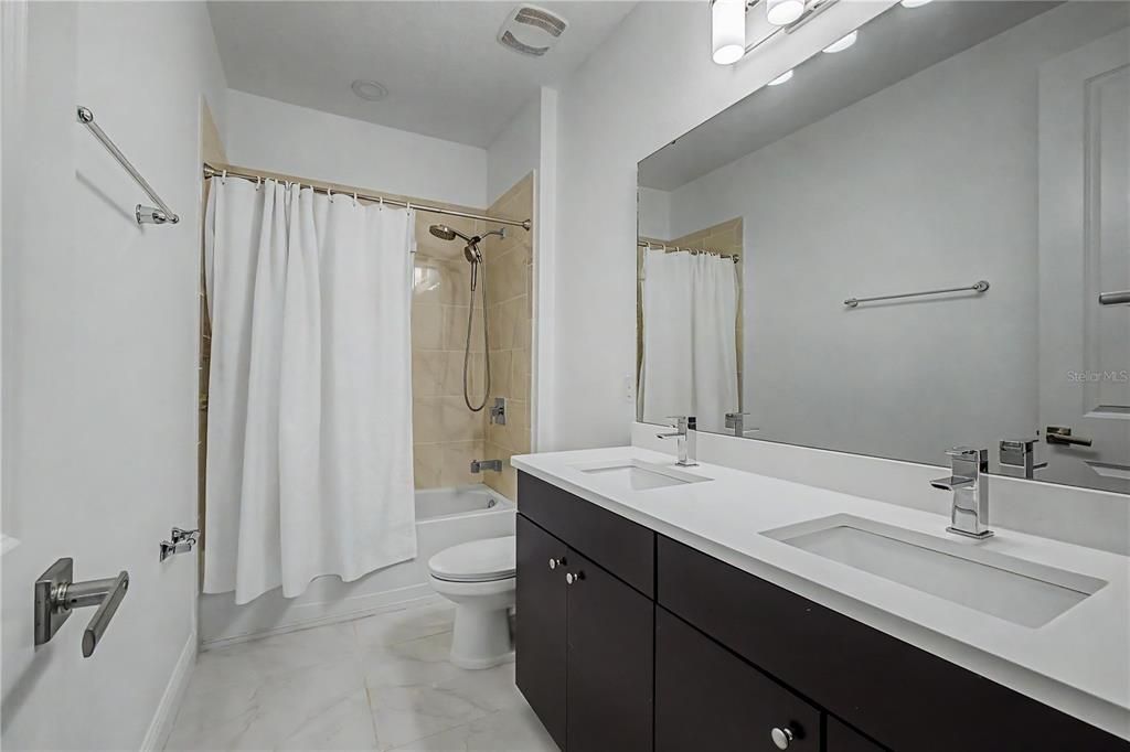 En Venta: $1,318,000 (6 camas, 4 baños, 3900 Pies cuadrados)