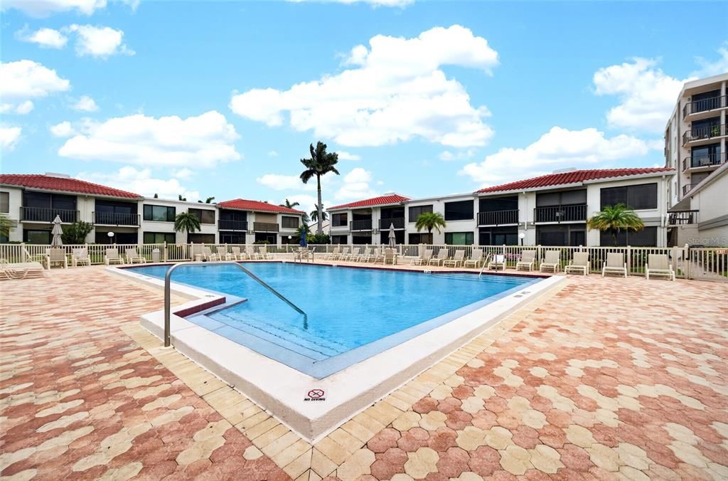For Sale: $329,900 (2 beds, 2 baths, 915 Square Feet)