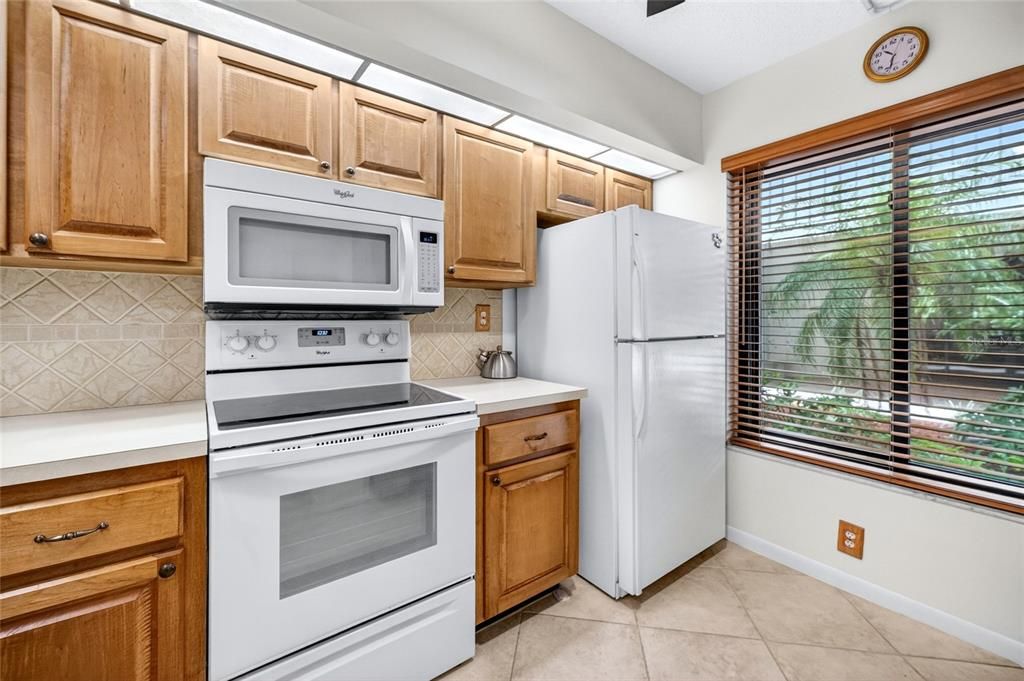 For Sale: $329,900 (2 beds, 2 baths, 915 Square Feet)