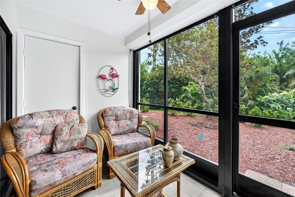 For Sale: $329,900 (2 beds, 2 baths, 915 Square Feet)