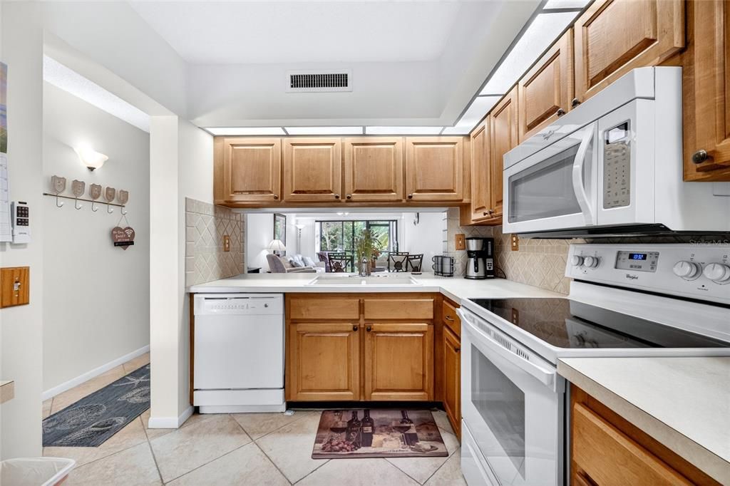 For Sale: $329,900 (2 beds, 2 baths, 915 Square Feet)