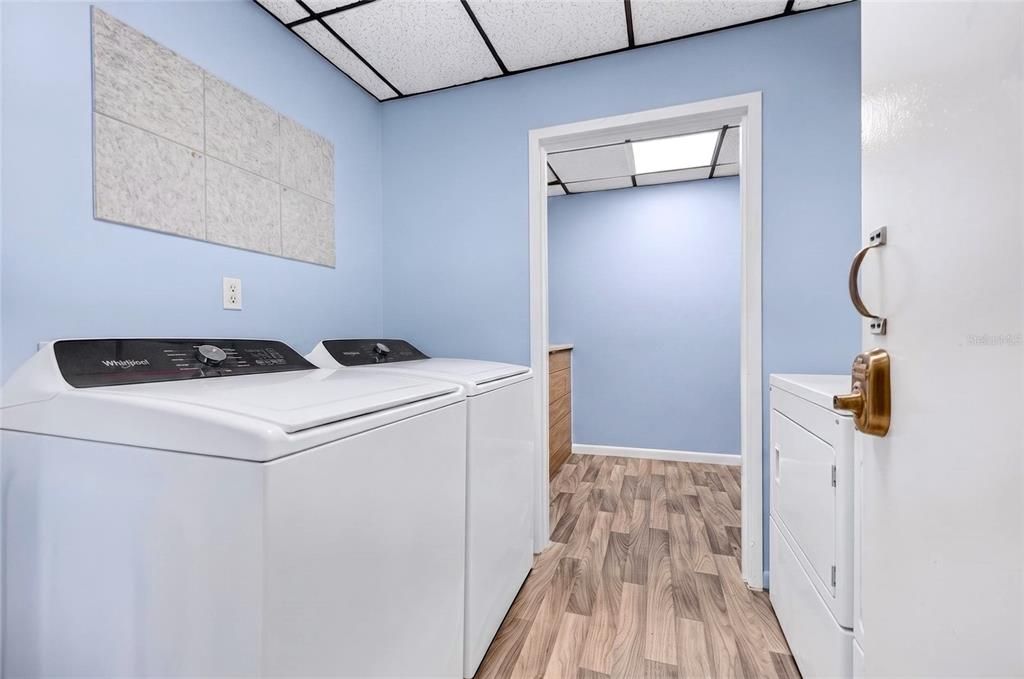 For Sale: $329,900 (2 beds, 2 baths, 915 Square Feet)