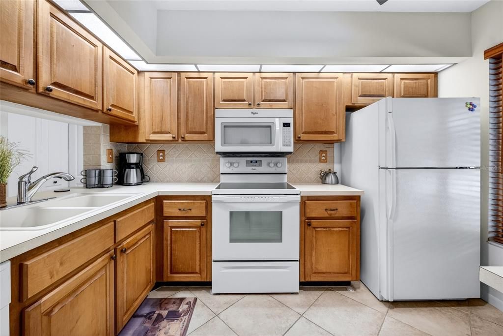 For Sale: $329,900 (2 beds, 2 baths, 915 Square Feet)