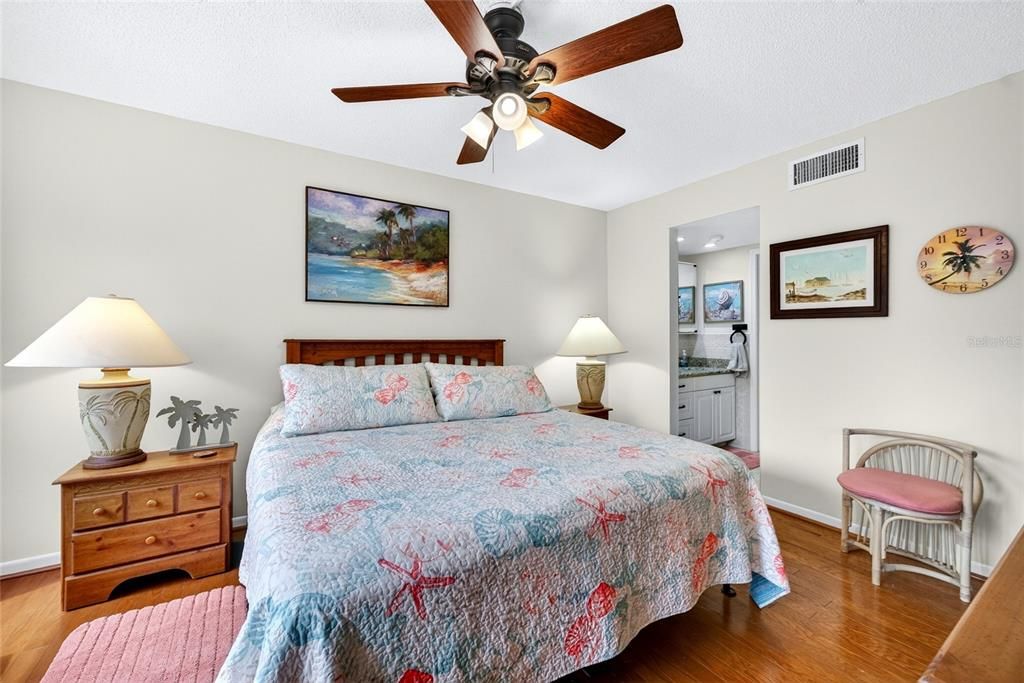 For Sale: $329,900 (2 beds, 2 baths, 915 Square Feet)