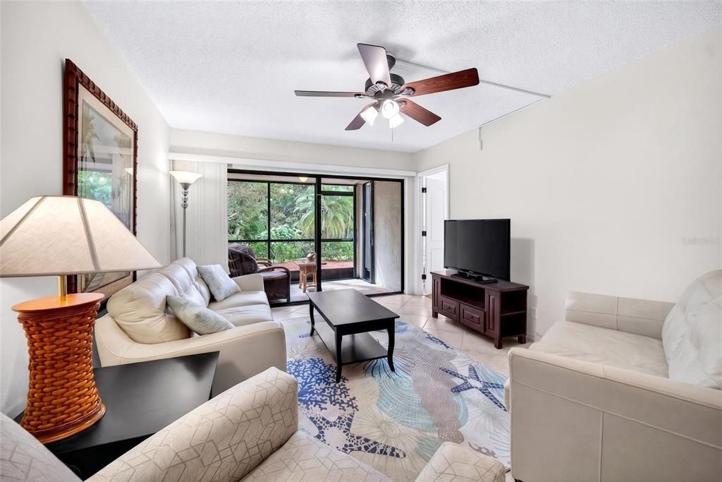 For Sale: $329,900 (2 beds, 2 baths, 915 Square Feet)