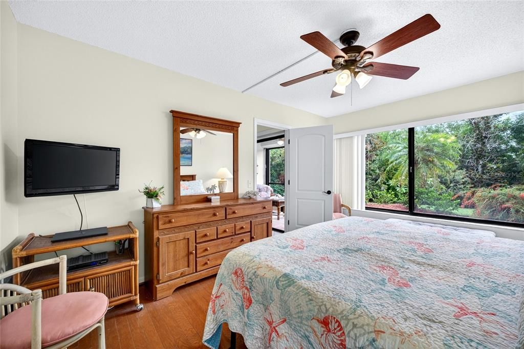 For Sale: $329,900 (2 beds, 2 baths, 915 Square Feet)