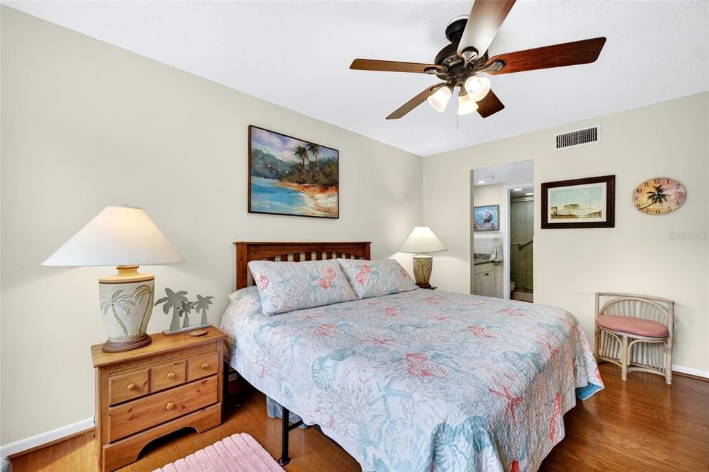 For Sale: $329,900 (2 beds, 2 baths, 915 Square Feet)