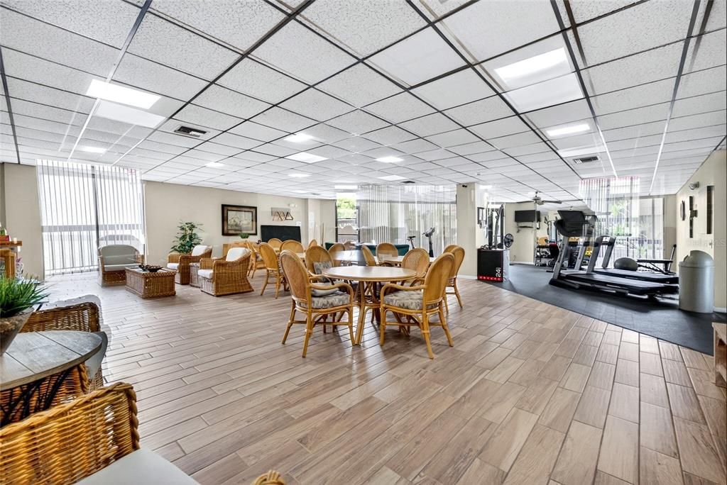 For Sale: $329,900 (2 beds, 2 baths, 915 Square Feet)