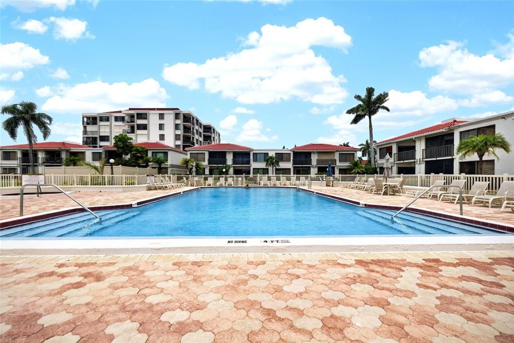 For Sale: $329,900 (2 beds, 2 baths, 915 Square Feet)