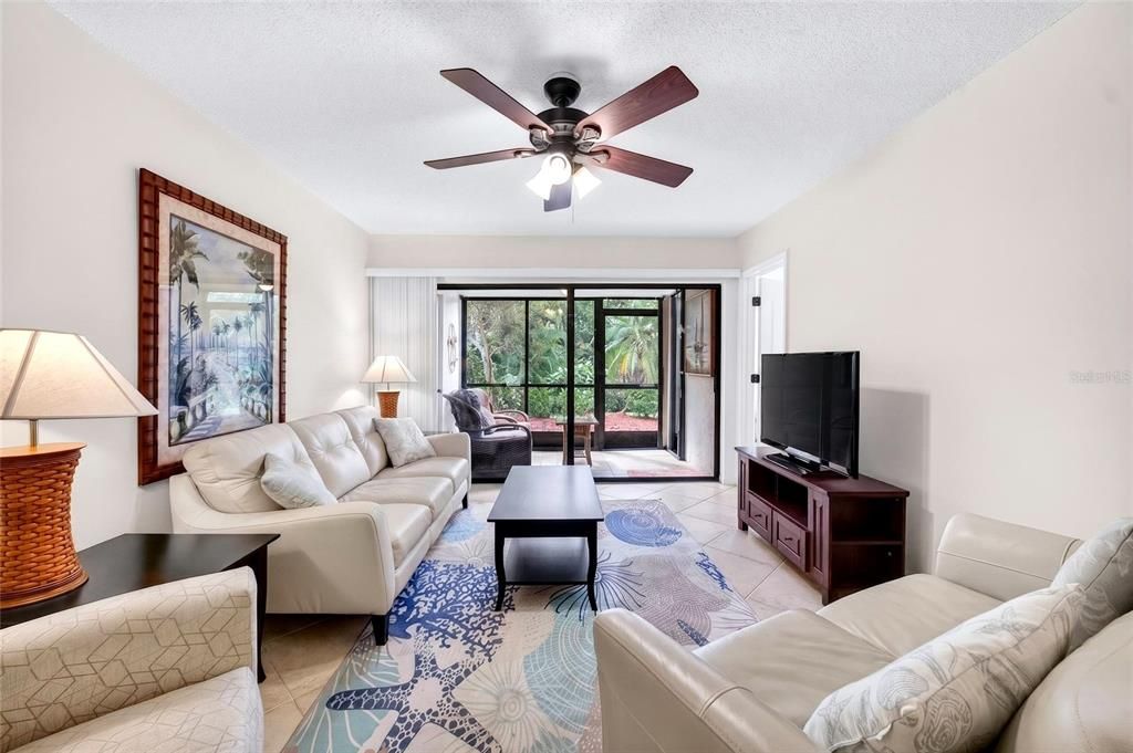 For Sale: $329,900 (2 beds, 2 baths, 915 Square Feet)