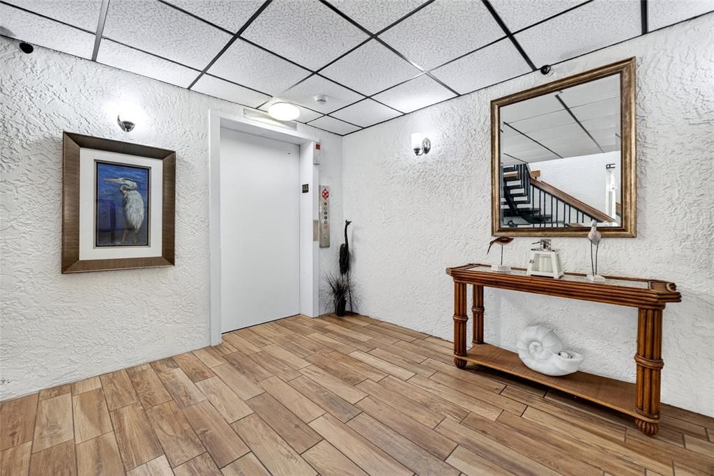 For Sale: $329,900 (2 beds, 2 baths, 915 Square Feet)